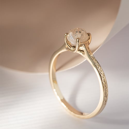 Goldener von Hand gravierter Ring mit einem Salt and Pepper Diamanten Aldora
