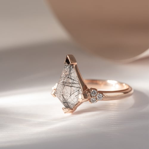 Einzigartiger Ring mit einem Rutilkristall Kettil