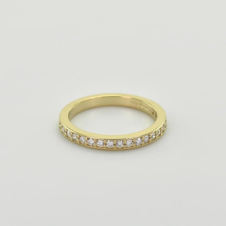 Eheringe aus Eternity-Ring mit Lab Grown Diamanten und einem breiten halbrunden Ring Zyte 102015