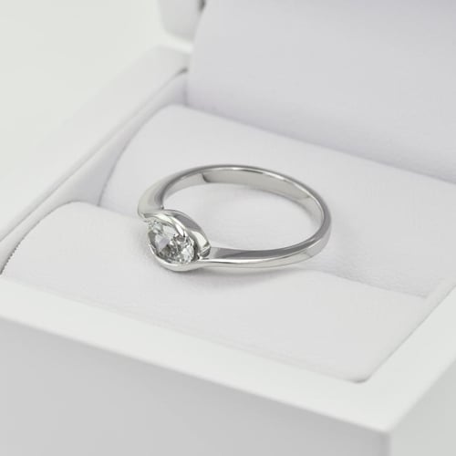 Verlobungsring mit 0.35ct ovalem Diamant Joella