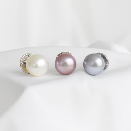 Minimalistische Brosche mit weißer Perle Suzume