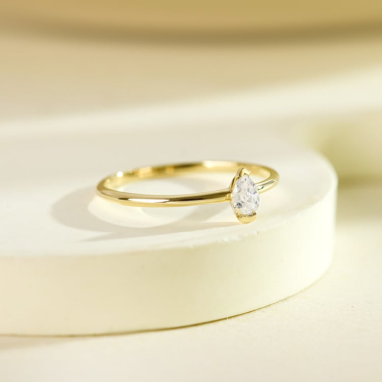 Minimalistischer Silberring mit einem Diamanten in Birnenform Valentin 161911