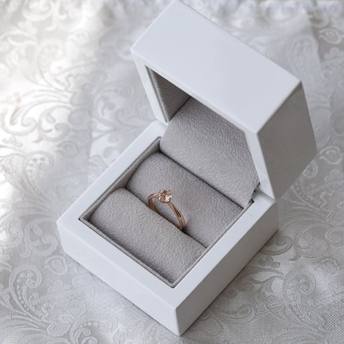 Goldener Verlobungsring mit Morganit Mahiya