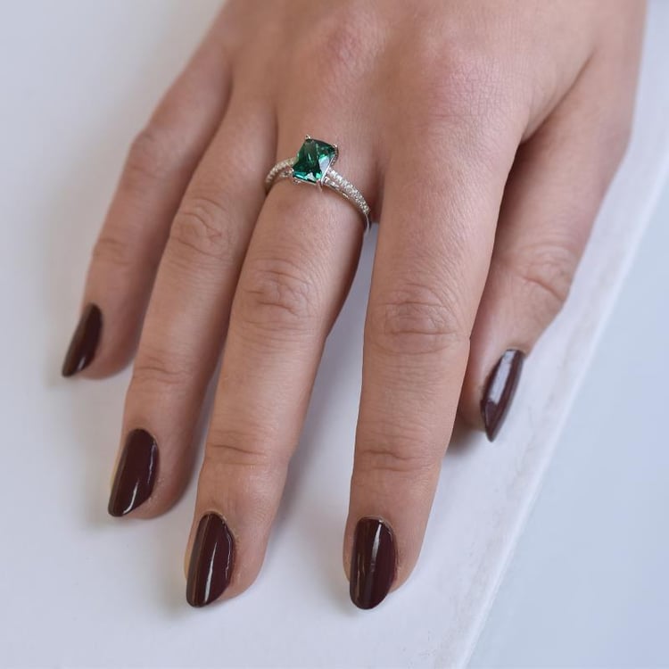 Goldener Verlobungsring mit Smaragd und weißen Topasen Ulrika 38274