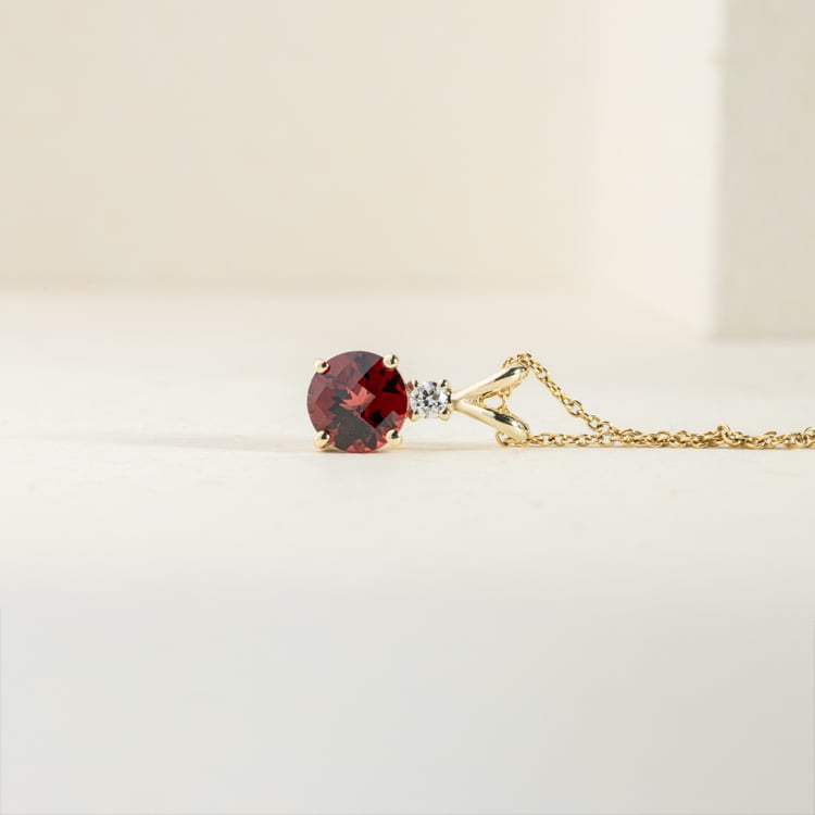 Runder Granat im goldenen Anhänger mit Diamanten Emolyna 147325