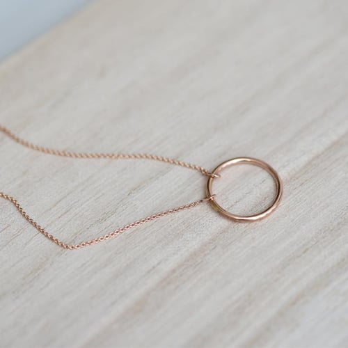 Goldene Halskette in minimalistischer Form Karma