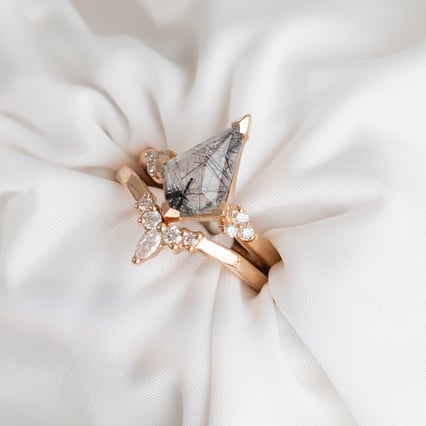 Einzigartiger Ring mit einem Rutilkristall Kettil