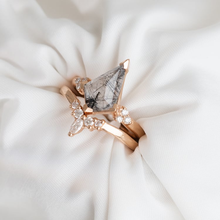 Einzigartiger Ring mit einem Rutilkristall Kettil 124518