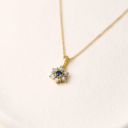 Eleganter Anhänger in Blütenform mit Saphir und Naturdiamanten Aarav