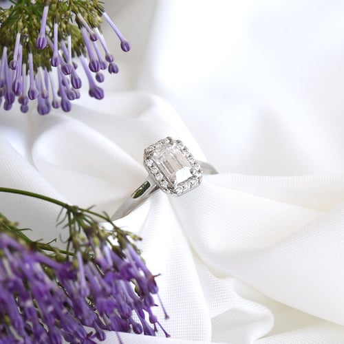 Verlobungsring aus Platin mit Emerald-Moissanit Valma