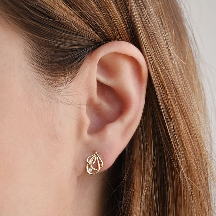 Dezente goldene Ohrringe mit glänzenden Diamanten Melle 81377