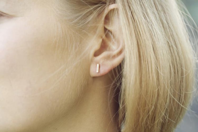 Minimalistische längliche Ohrstecker aus Gold Bar 10367
