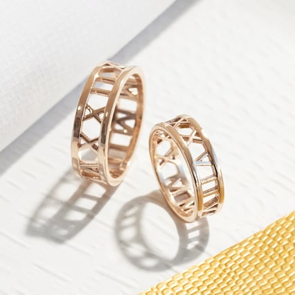 Goldene Trauringe mit origineller Gravur am Umfang Jomami