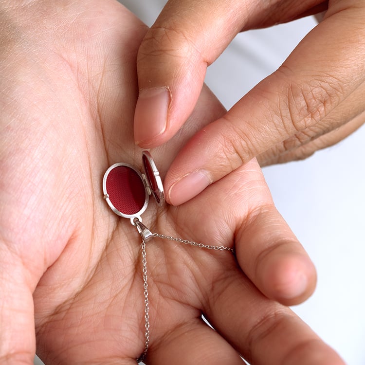 Ovales silbernes Medaillon zum Öffnen 129369