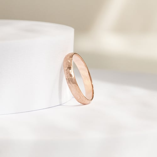 Ring aus matt gehämmertem Roségold für Herren Zvezda