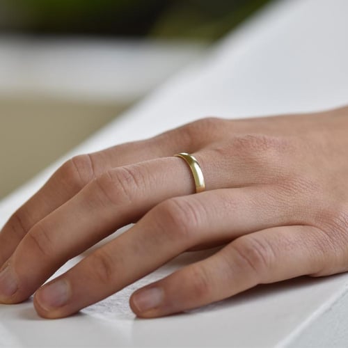 Untraditionelle goldene Trauringe mit Seilmotiv Aase