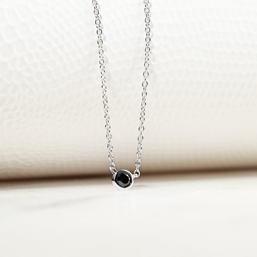 Silberne minimalistische Kette mit einem schwarzen Diamanten Glosie