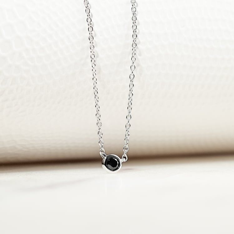 Silberne minimalistische Kette mit einem schwarzen Diamanten Glosie 132633