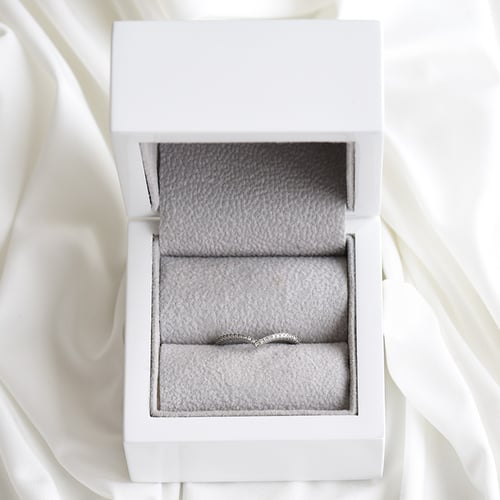 Spitz zulaufender Ring mit Diamanten Keila