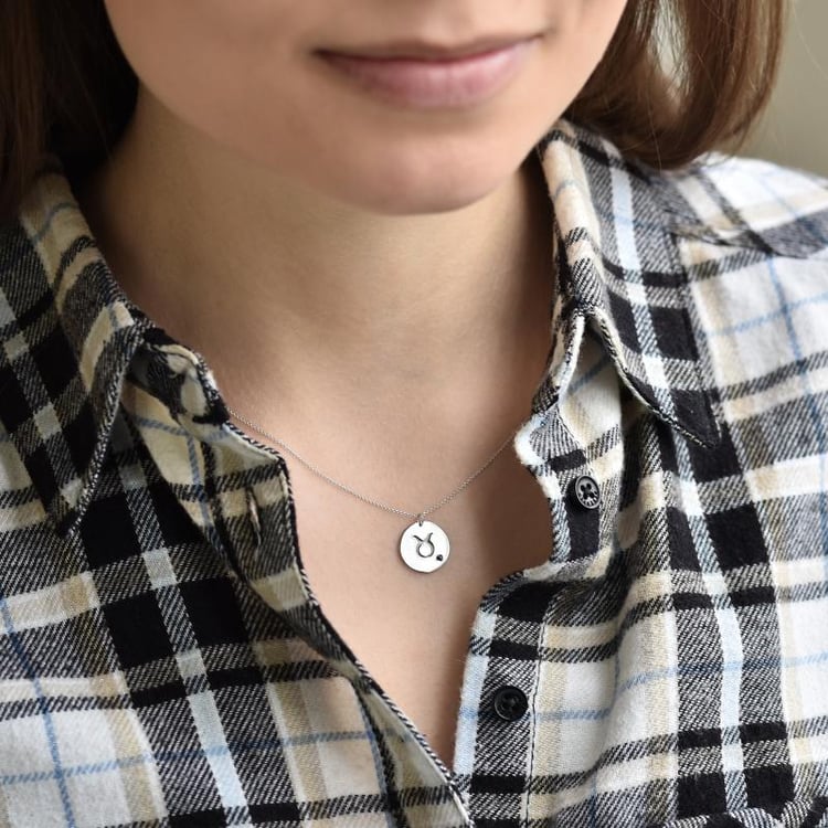 Silberner Anhänger mit Sternzeichen und einem blauen Saphir Stier 103426