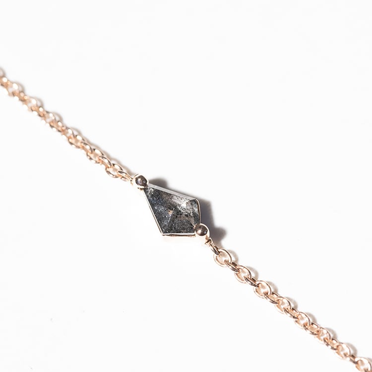 Halskette mit Salt and Pepper Diamant in Kite Form Ranka 126411