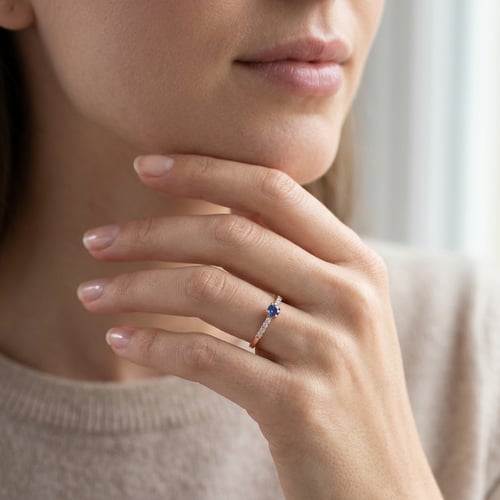 Silberring mit blauem Saphir und seitlichen Lab Grown Diamanten Mikey