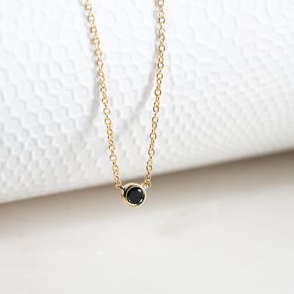 Silberne minimalistische Kette mit einem schwarzen Diamanten Glosie
