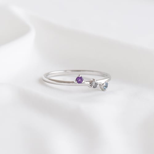 Minimalistischer Ring mit drei Edelsteinen Idalia