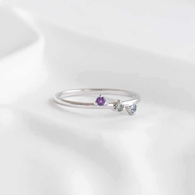 Minimalistischer Ring mit drei Edelsteinen Idalia 93857