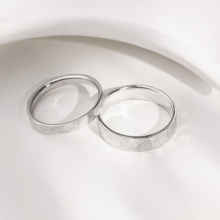 Moderne Eheringe aus Gold Laqen 156792