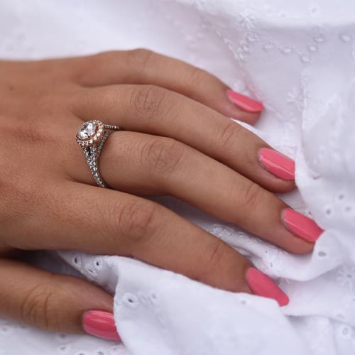 Romantischer Verlobungsring mit Diamanten im Halostil Tribeca
