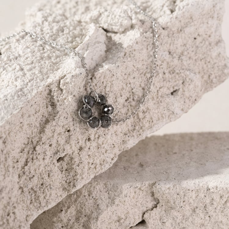 Goldene Kette mit einer Blume aus Salt´n Pepper Diamanten Efan 101052