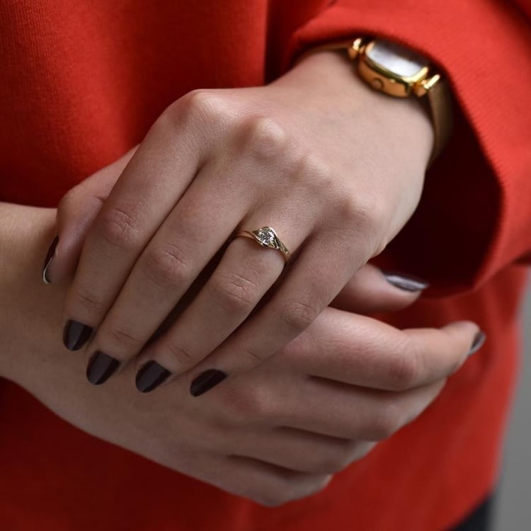 Gelbgold Verlobungsring auf dem Damenhand 11681