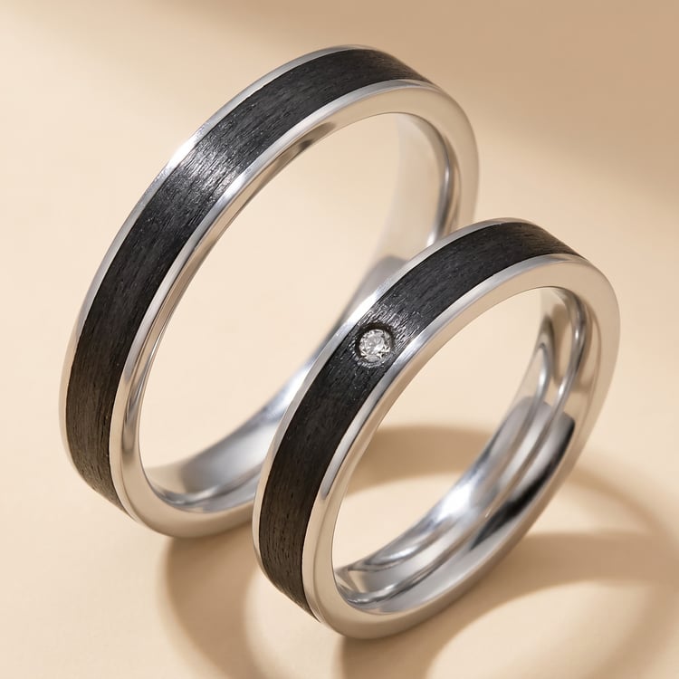 Eheringe aus Carbon mit Diamanten Mona 168516