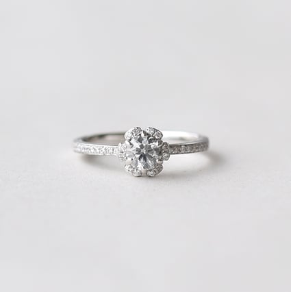 Verlobungsring mit Lab Grown Diamanten in Blumenform Katalin