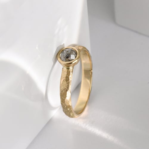 Gehämmerter Goldring mit einem Salt and Pepper Diamanten im Rosenschliff Seraphine