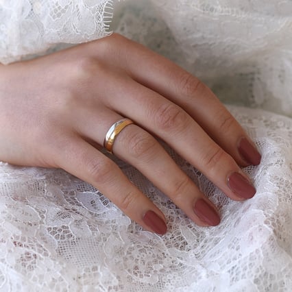 Halbrunde Eheringe aus kombiniertem Gold Amann