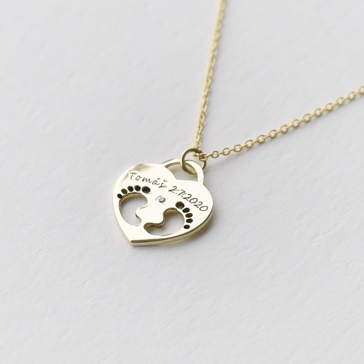 Silberner Anhänger mit Kinderfüßchen, einem Diamanten und Gravur Olivia 103381