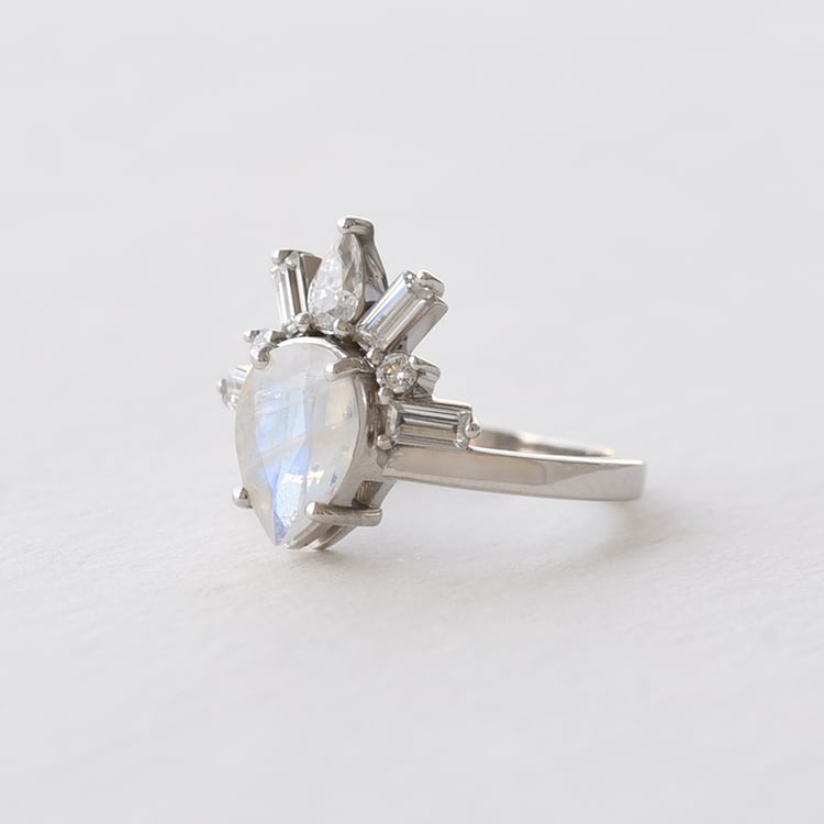 Verlobungsring mit Mondstein und Moissaniten Alwin 74644