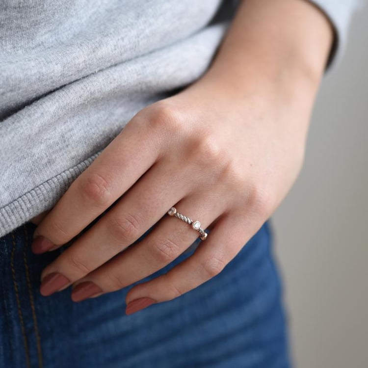 Origineller Silberring mit drei Zirkonia Brook 51810