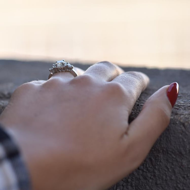 Diamantring auf dem Finger Seitenansicht 35446