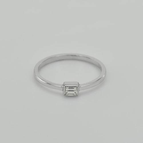 Goldener Verlobungsring mit Baguette Diamant Scaelola