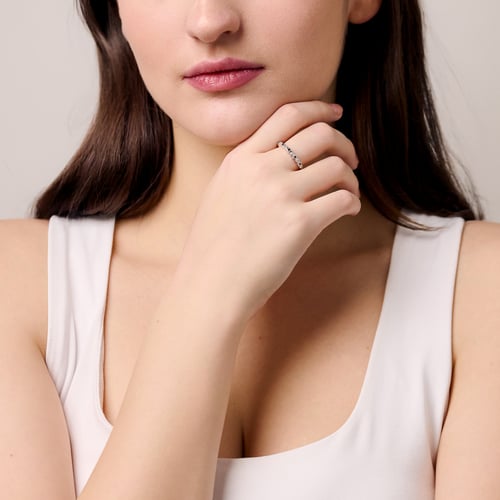 Half-Eternity-Ring aus Gold mit schwarzen und weißen Lab Grown Diamanten Tariq