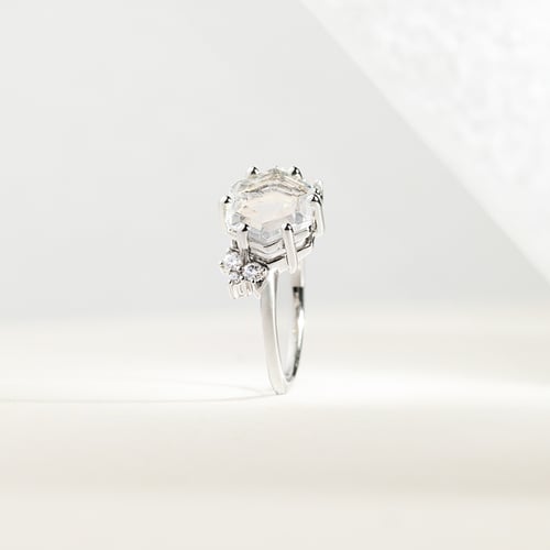 Einzigartiger Ring mit Mondstein und Moissaniten Anita