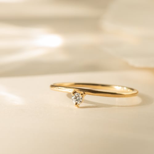 Minimalistischer Ring mit Diamant Lyric