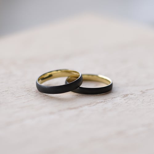 Unkonventionelle Eheringe Gold mit Ruthenium Apla