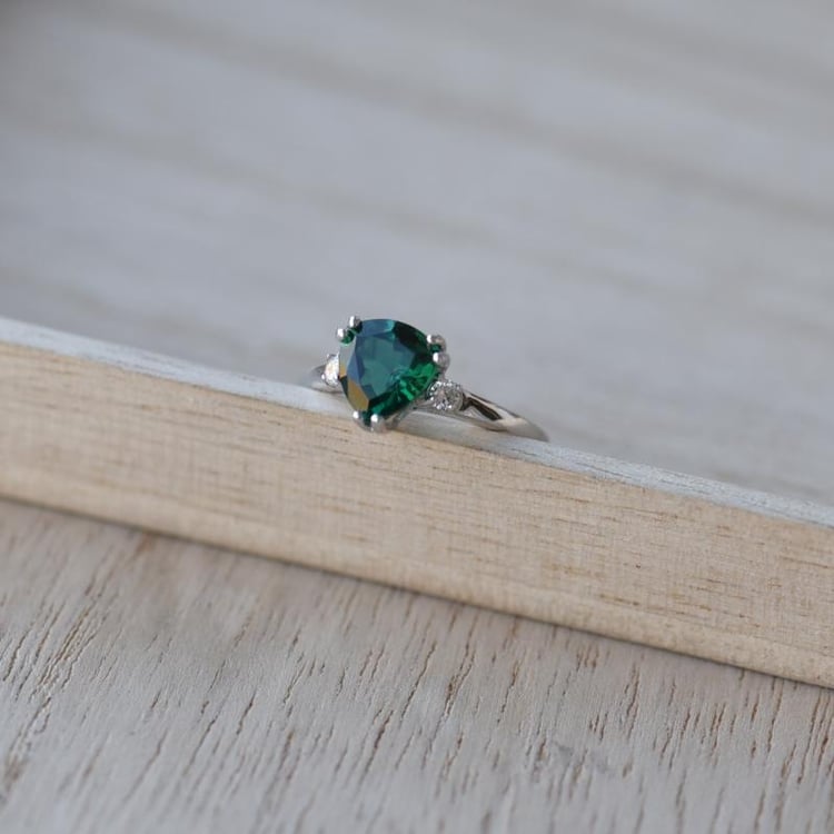 Ring mit Smaragd 52052