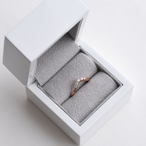 Ausgeschnittener Trauring aus Gold mit Moissaniten Bride
