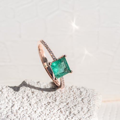 Ring mit einem Smaragd in Princess Form und Diamanten Kip