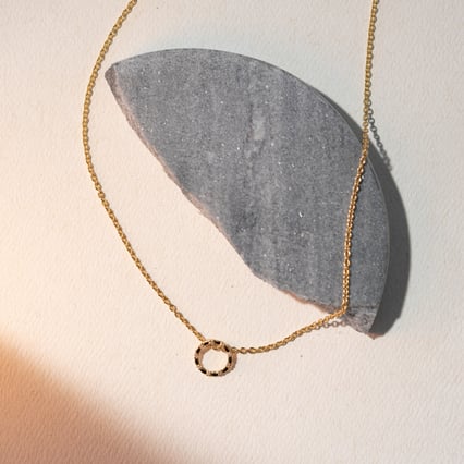 Silberner Anhänger im Karmastil mit Diamanten Heidi